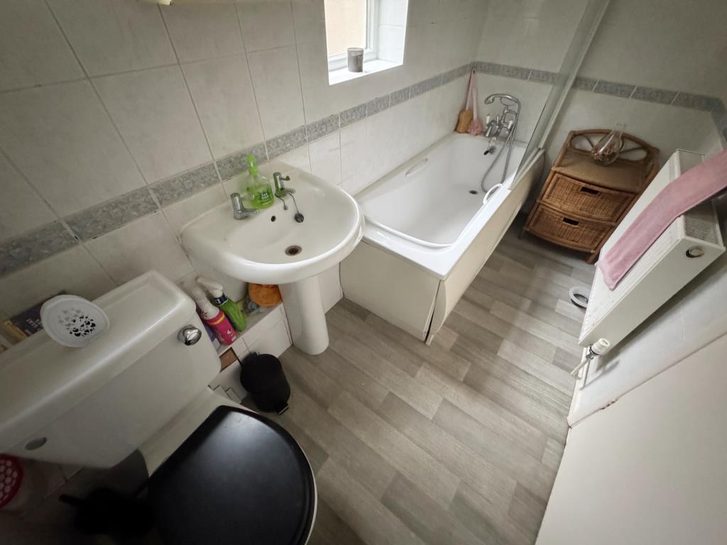 Lot: 62 - HAIRDRESSERS WITH TWO-BEDROOM FLAT AND GARAGE - Bathroom